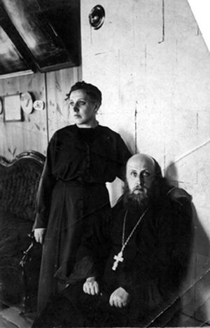 Протоиерей Павел Александрович Виноградов с сестрой